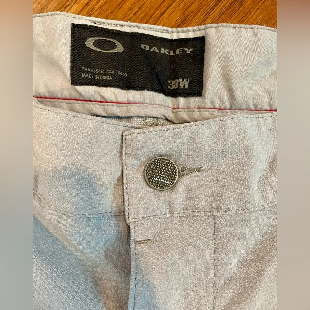 Oakley‎ Men's Light Gray Performance Flat-Front Shorts